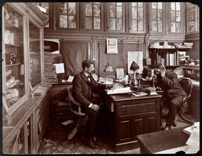 1902年にニューヨークのシェリーズレストランでスチュワードとアシスタントを務める（シルバーゼラチンプリント） 作： Byron Company